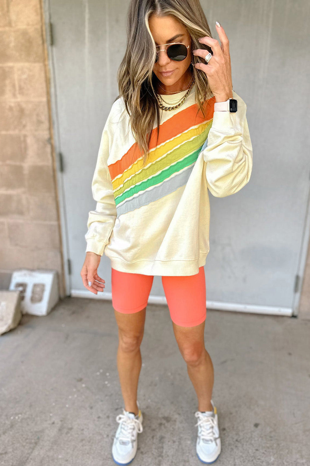 Aprikosenfarbenes Pullover-Sweatshirt mit Regenbogen-Farbblock und Streifen