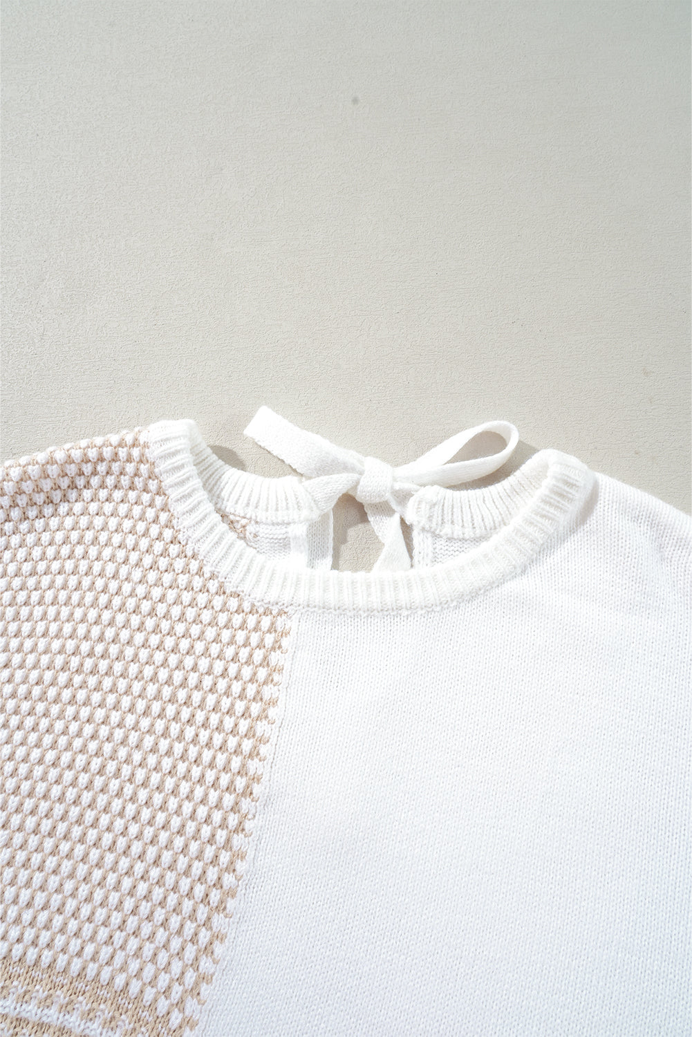 Haferflockenfarbener Strickpullover mit gemischtem Muster und Schlüssellochausschnitt und überschnittener Schulter