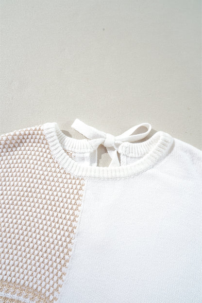 Haferflockenfarbener Strickpullover mit gemischtem Muster und Schlüssellochausschnitt und überschnittener Schulter