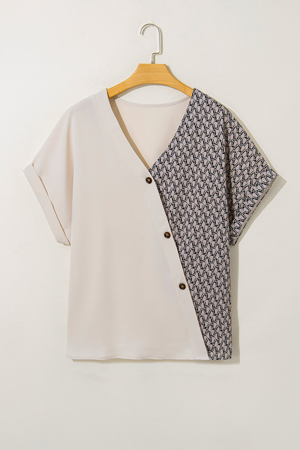 Haferflockenfarbenes Patchwork-Oberteil mit V-Ausschnitt und geometrischem Kontrastdruck in Übergröße