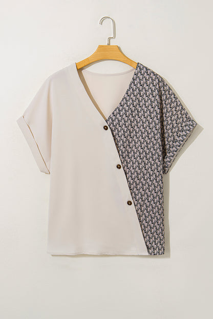 Haferflockenfarbenes Patchwork-Oberteil mit V-Ausschnitt und geometrischem Kontrastdruck in Übergröße