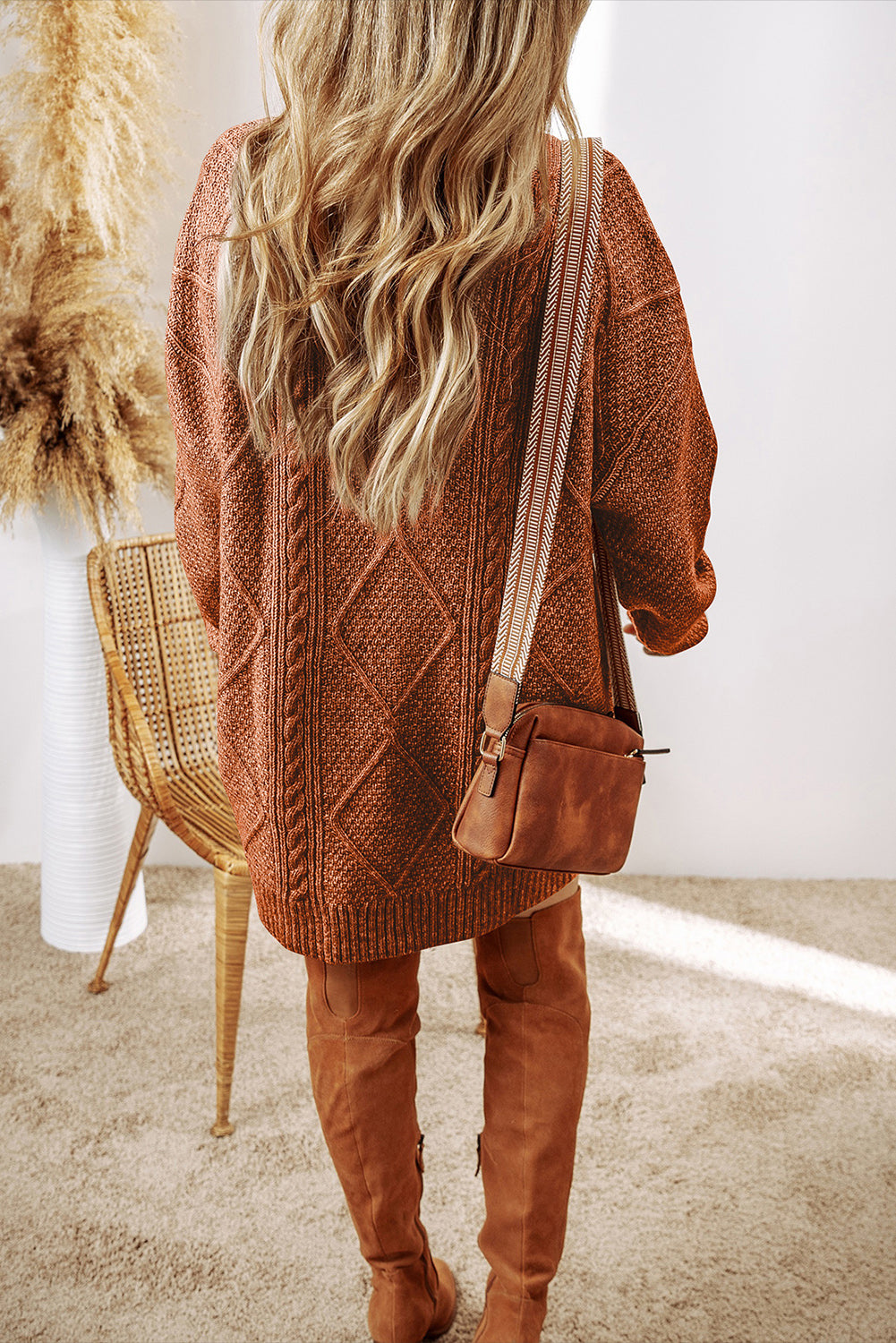 Kaffeebraunes, locker sitzendes Pulloverkleid mit Zopfmuster und überschnittener Schulter