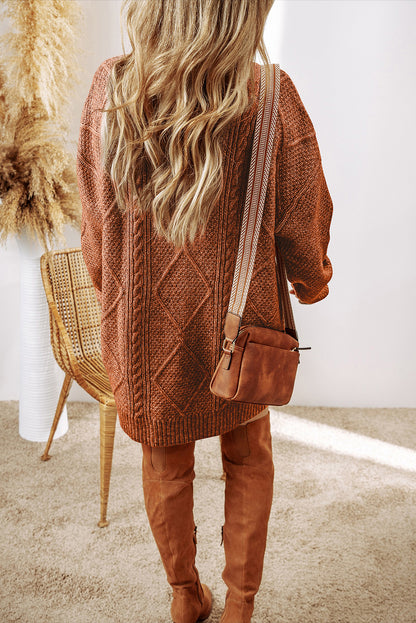 Kaffeebraunes, locker sitzendes Pulloverkleid mit Zopfmuster und überschnittener Schulter