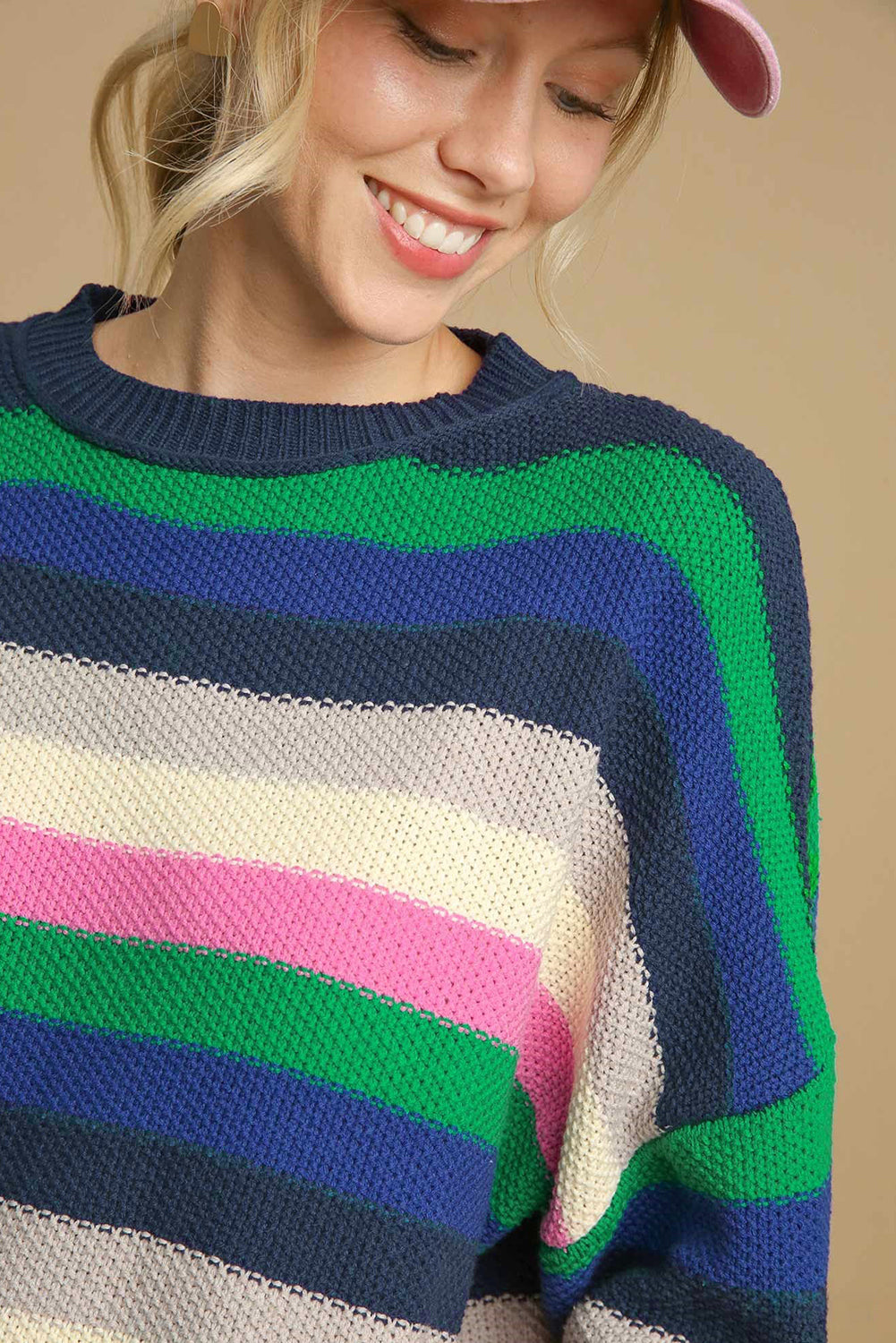 Hellgrüner Pullover mit Regenbogenstreifen und Rundhalsausschnitt und überschnittenen Schultern