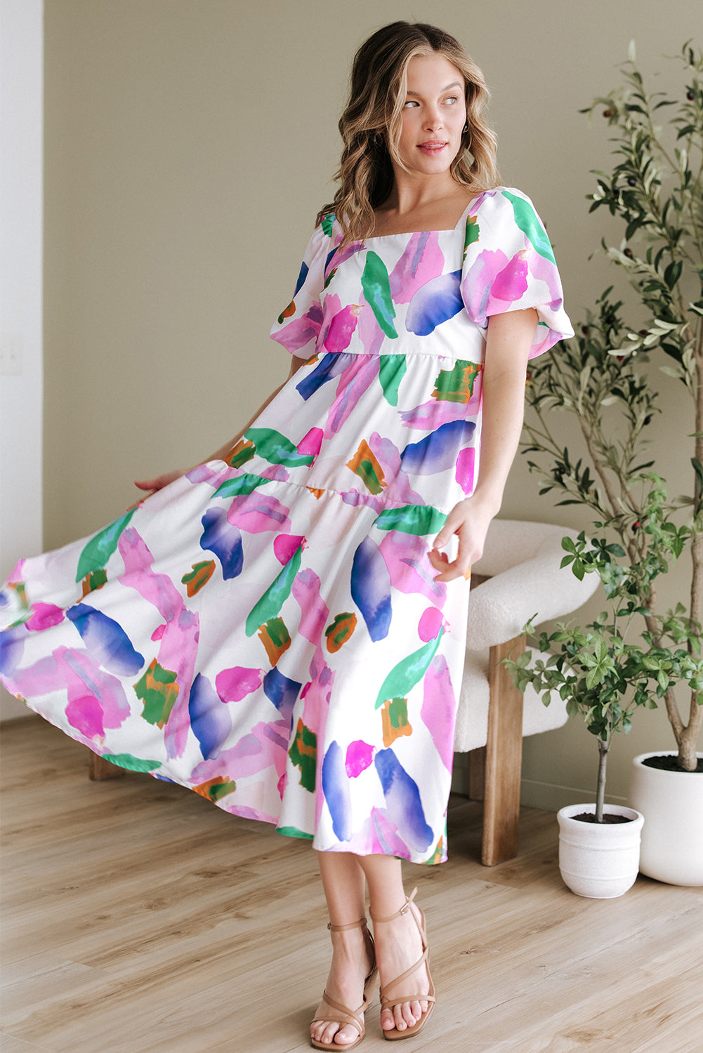 Lilafarbenes Midikleid mit abstraktem Print und Puffärmeln und gesmoktem Rücken