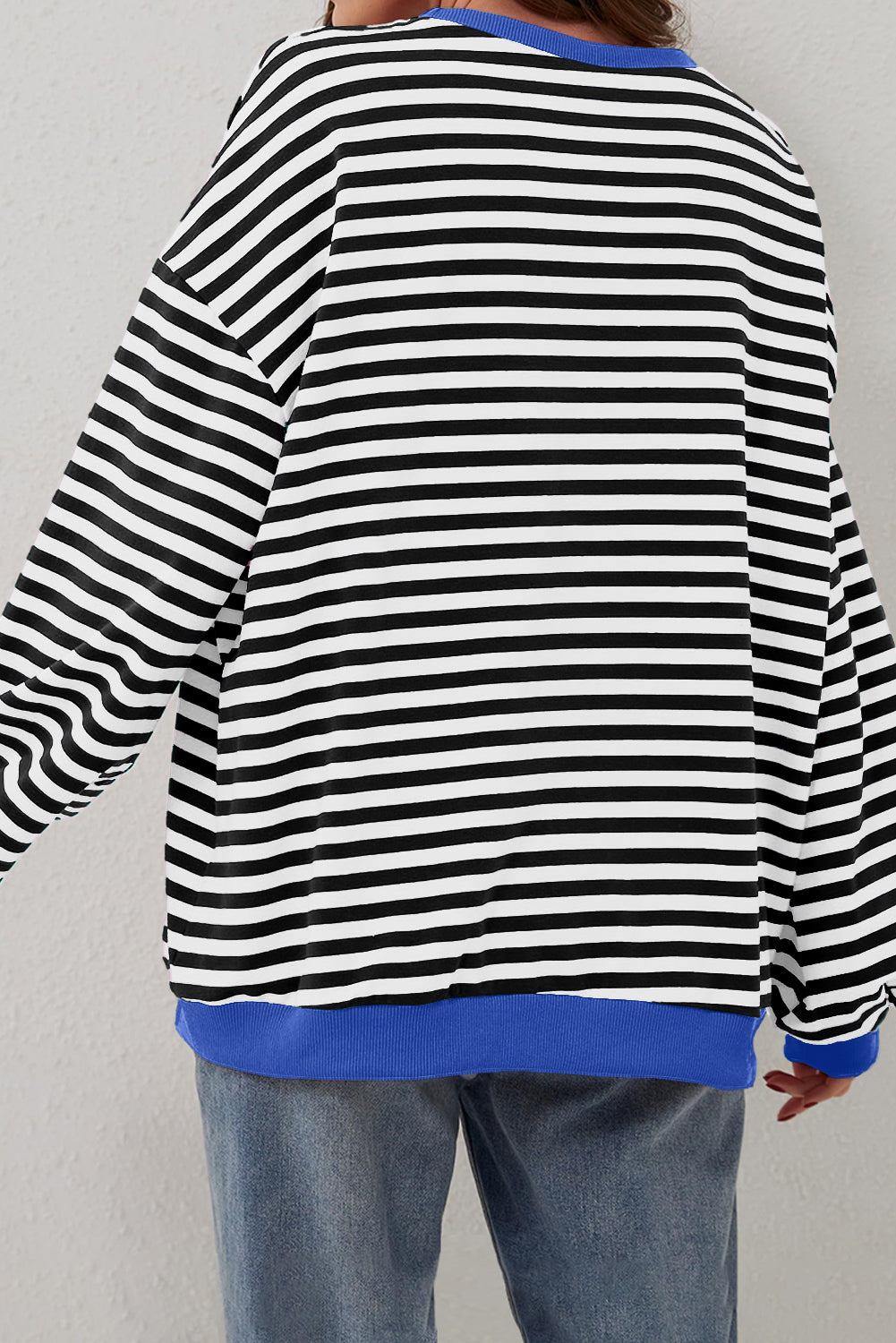 Oversize-Pullover mit Kontrastbesatz und schwarzen Streifen