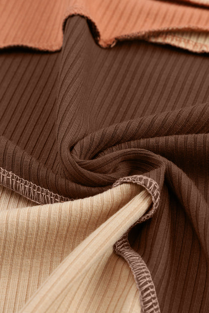 Braunes, geripptes Strickoberteil mit sichtbaren Nähten und Farbblockdesign