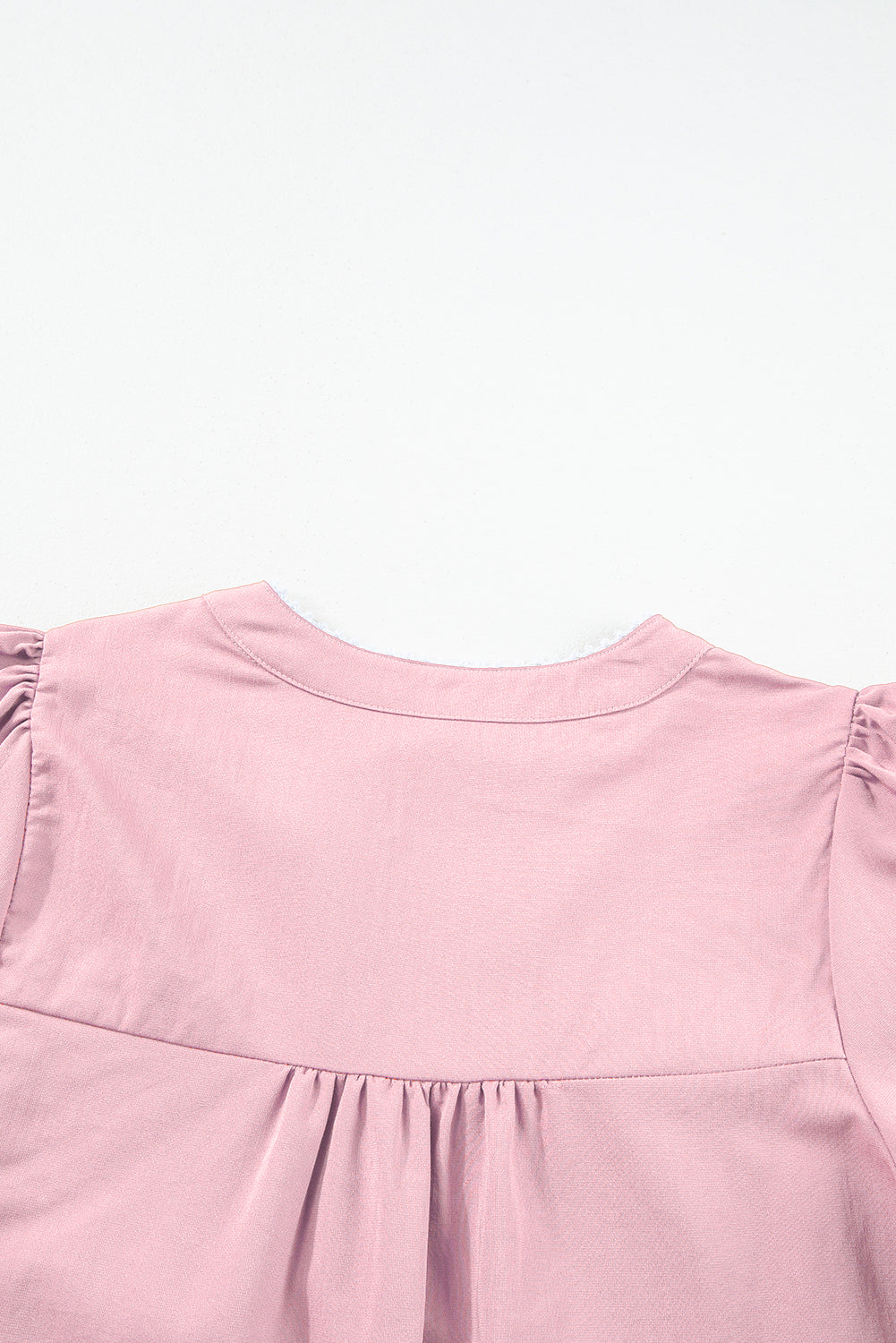 Rosa Bluse mit Blumenstickerei, Puffärmeln und Schlitz am Ausschnitt