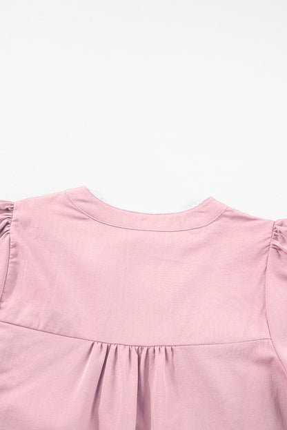 Rosa Bluse mit Blumenstickerei, Puffärmeln und Schlitz am Ausschnitt
