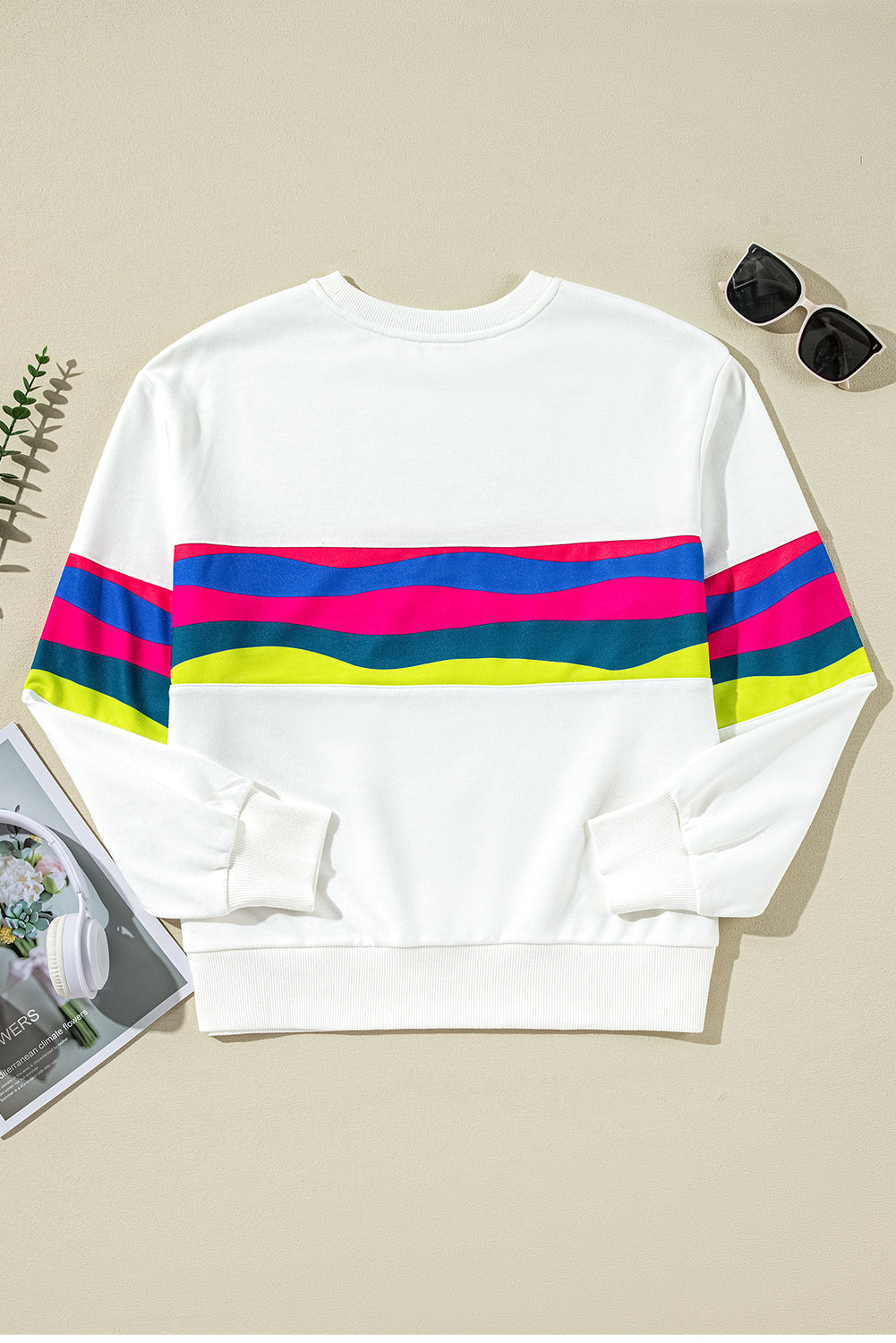 Weißes, langärmliges T-Shirt mit bunten Streifen