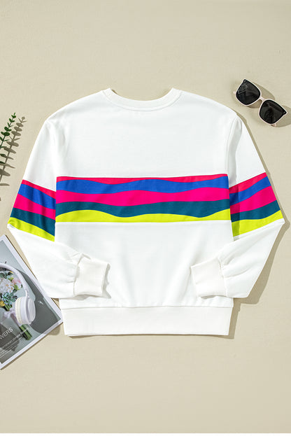 Weißes, langärmliges T-Shirt mit bunten Streifen