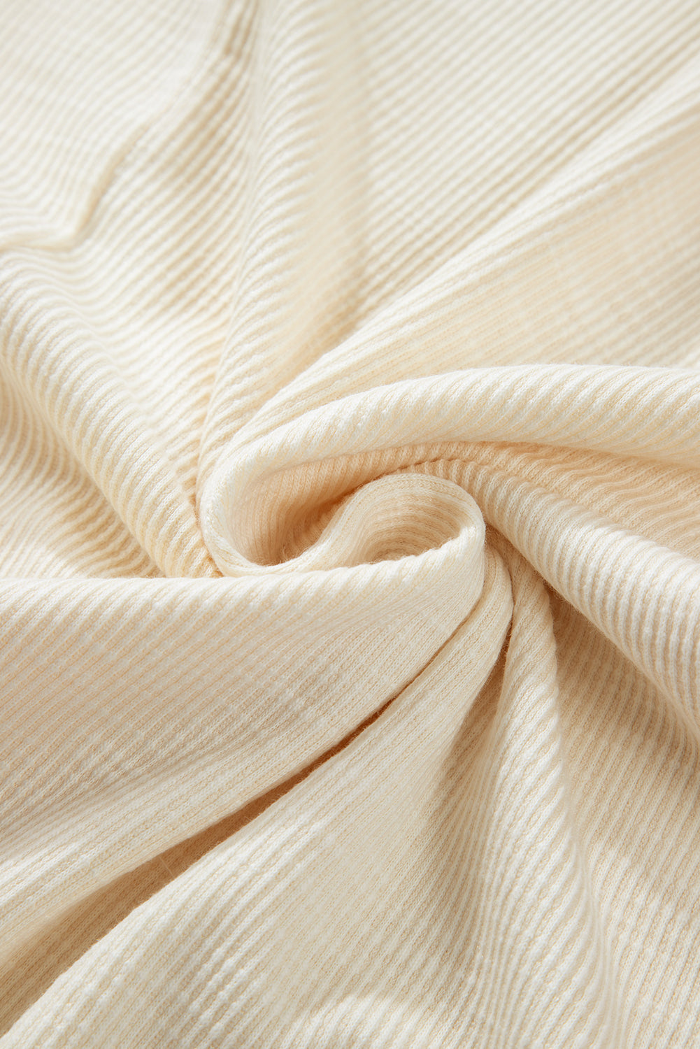 Apricot – Geripptes Oberteil mit Blumen-Patchwork und Puffärmeln in Übergröße