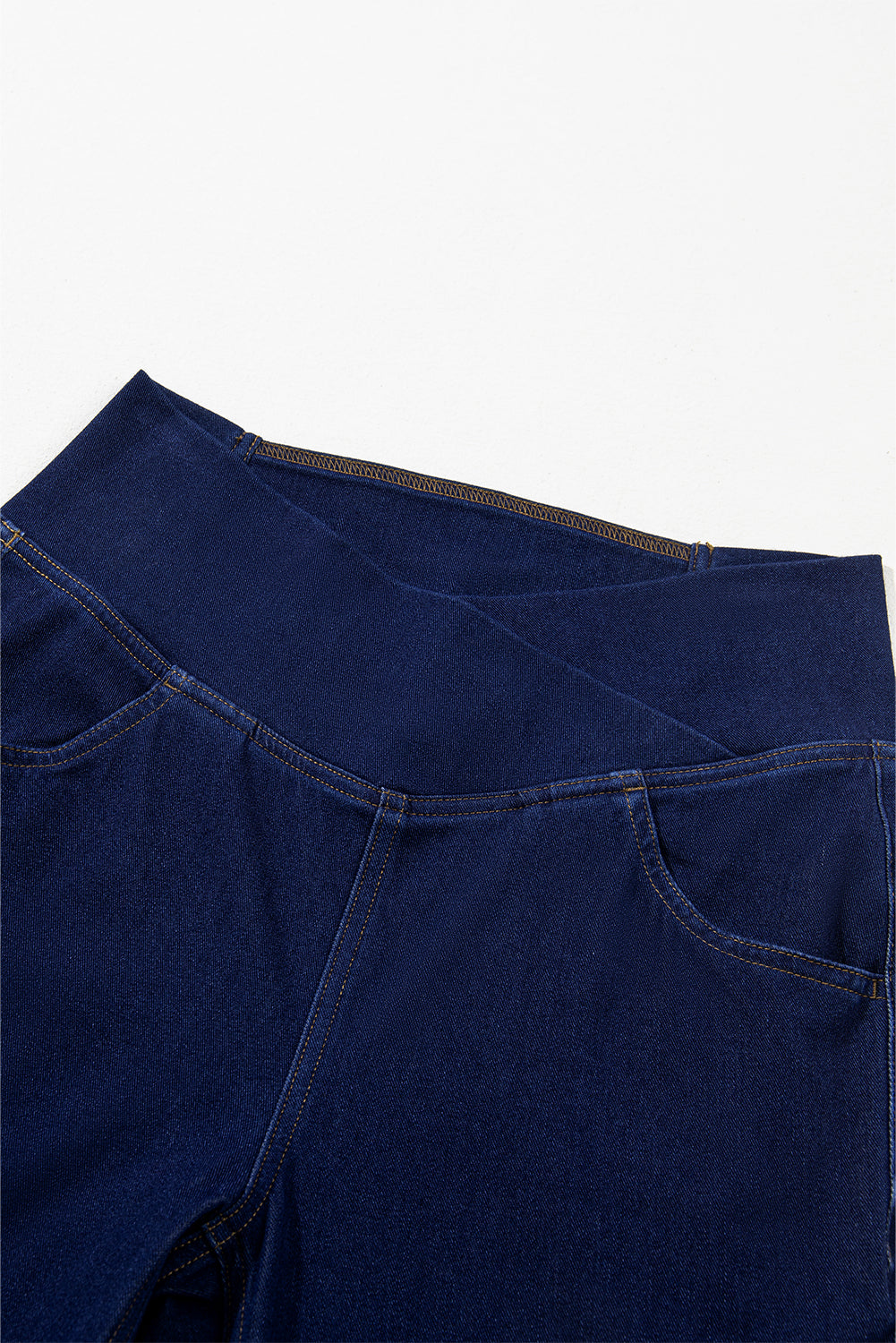 Dunkelblaue, einfarbige Schlagjeans mit gekreuzter High Waist