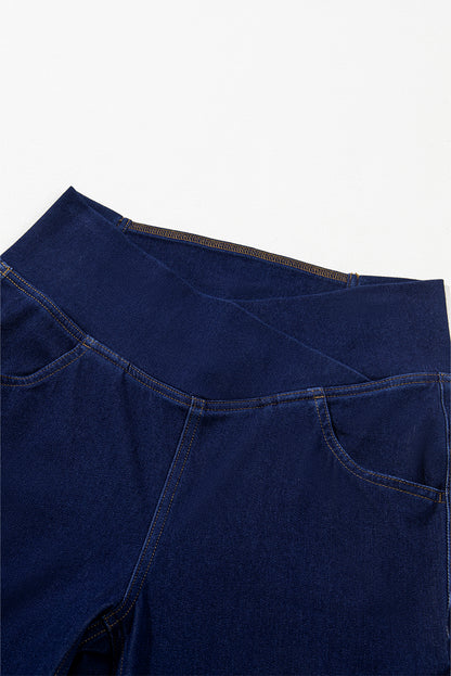 Dunkelblaue, einfarbige Schlagjeans mit gekreuzter High Waist