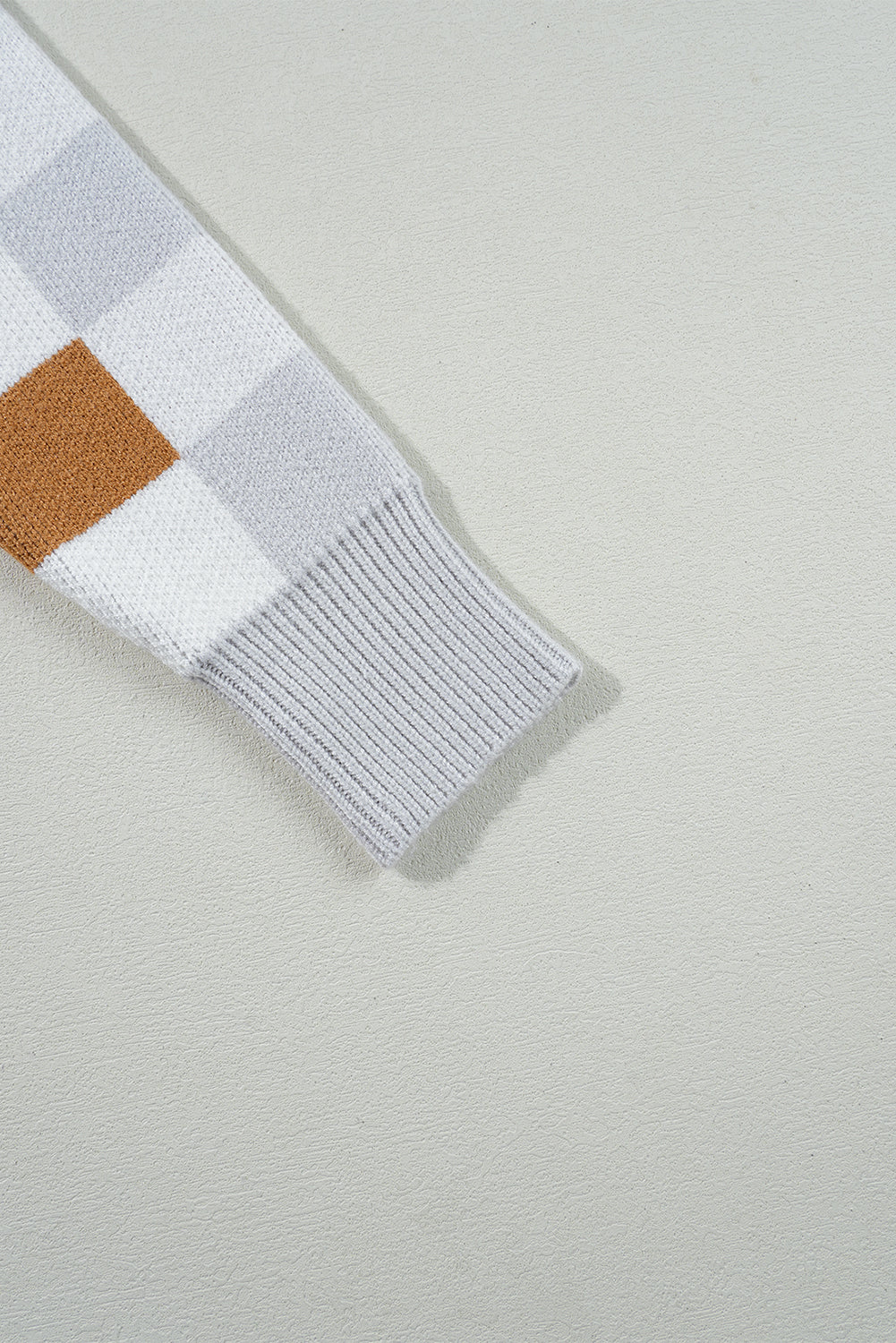 Khakifarbener Pullover mit Karomuster und geripptem Rand, Rundhalsausschnitt und überschnittenen Schultern