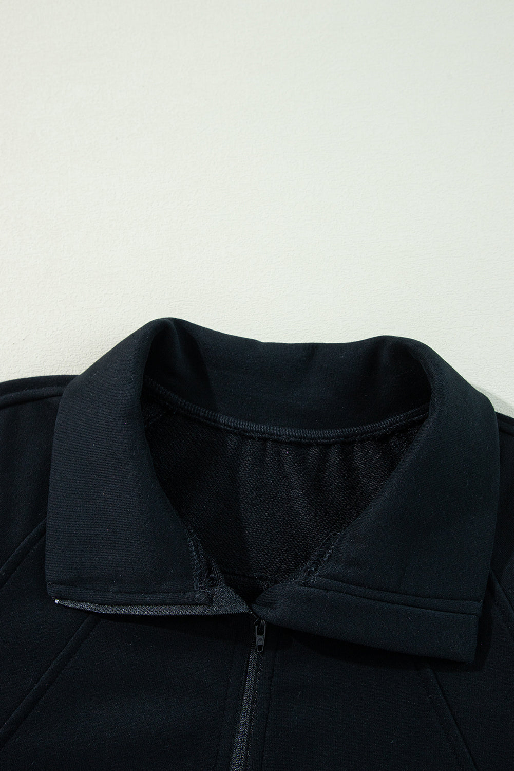 Schwarzes Sweatshirt mit Viertelreißverschluss, Stehkragen und Kängurutasche