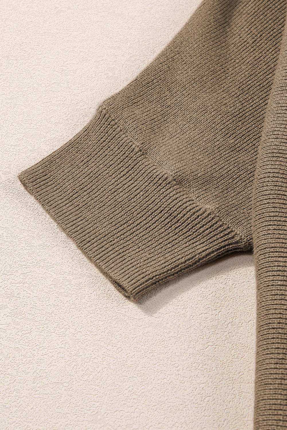 Kaffeefarbenes, geripptes Strickoberteil mit Rundhalsausschnitt und halblangen Ärmeln