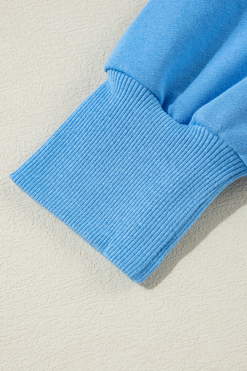Bonbon – Sweatshirt mit Rundhalsausschnitt und sichtbaren Seitenschlitzen in Farbblock-Optik