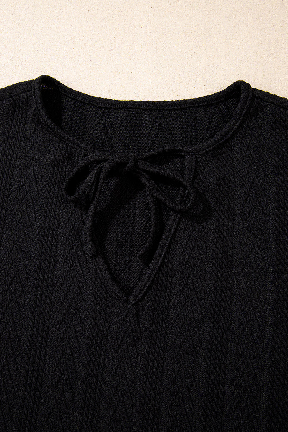 Schwarze Bluse mit V-Ausschnitt und floralem Patchwork-Muster