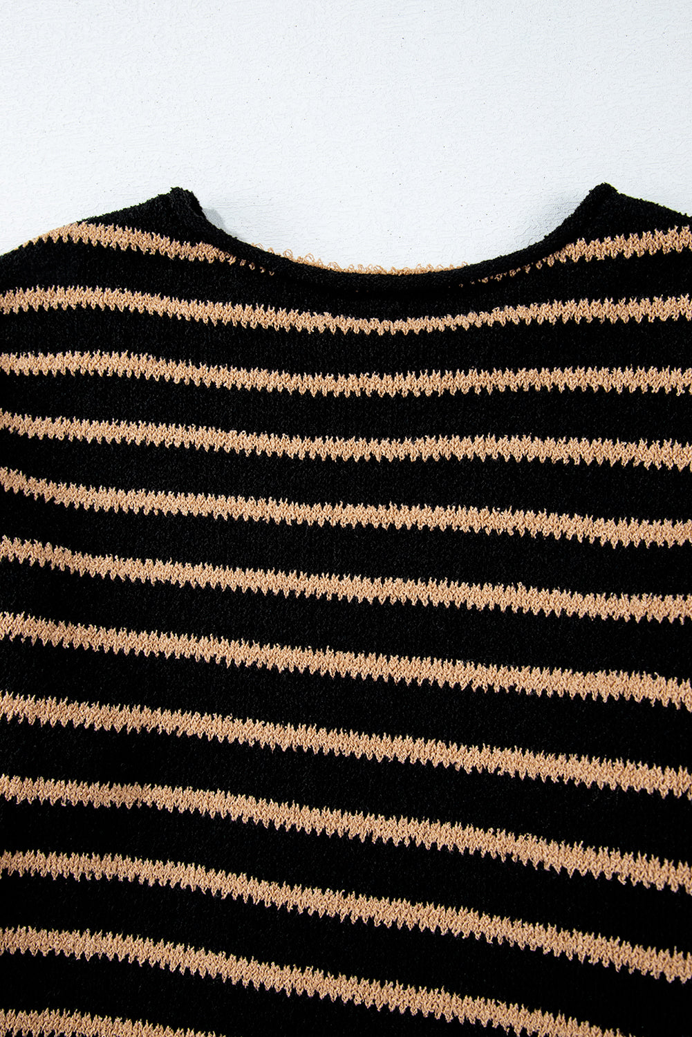 Schwarzer Pullover mit Streifen, tief angesetzter Schulterpartie und Rundhalsausschnitt