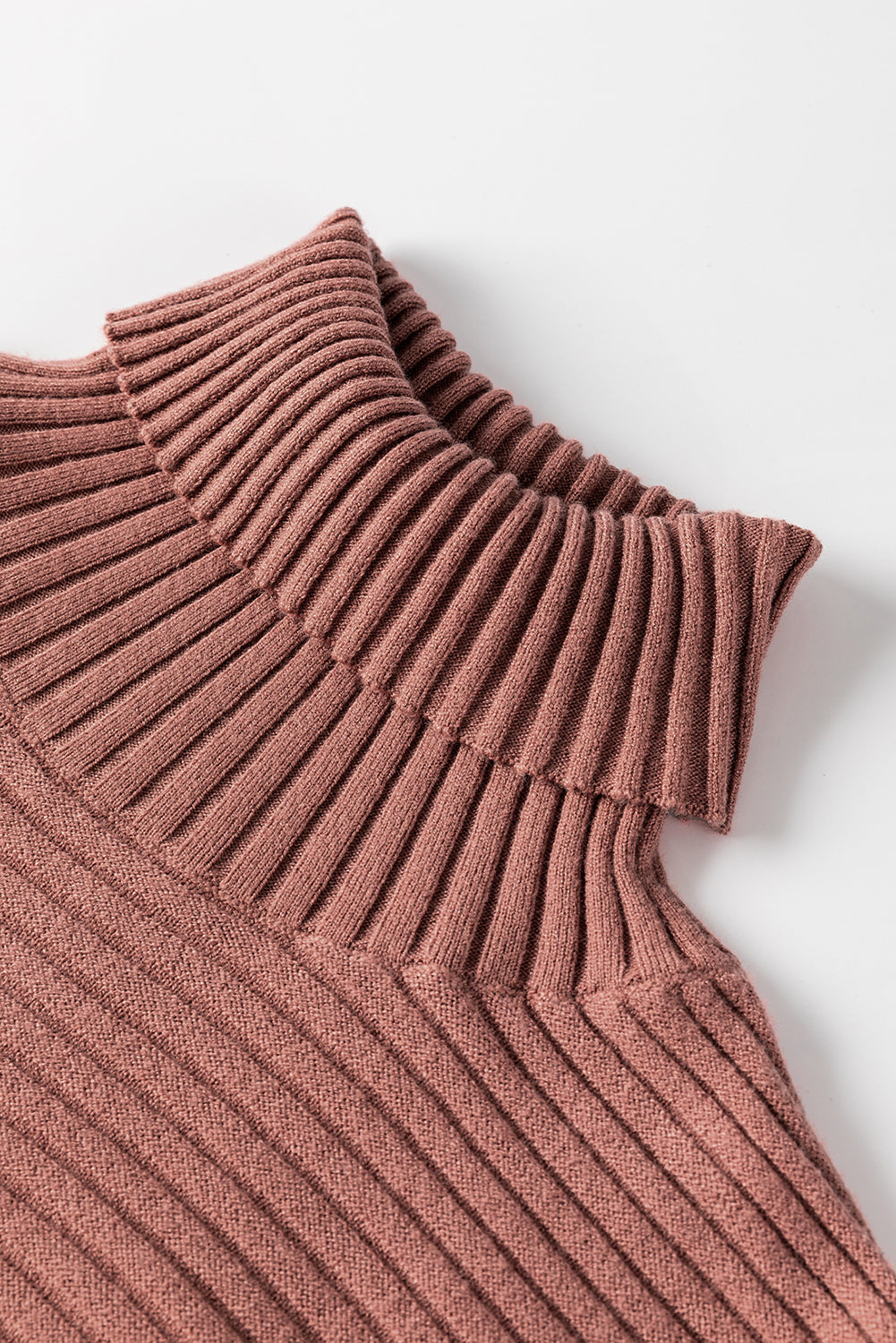 Mineralroter Rollkragenpullover aus Rippstrick