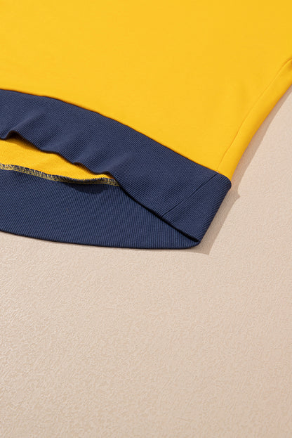 Gelbes Sweatshirt mit Farbblockdesign und Daumenlöchern an den Ärmeln sowie überschnittener Schulter