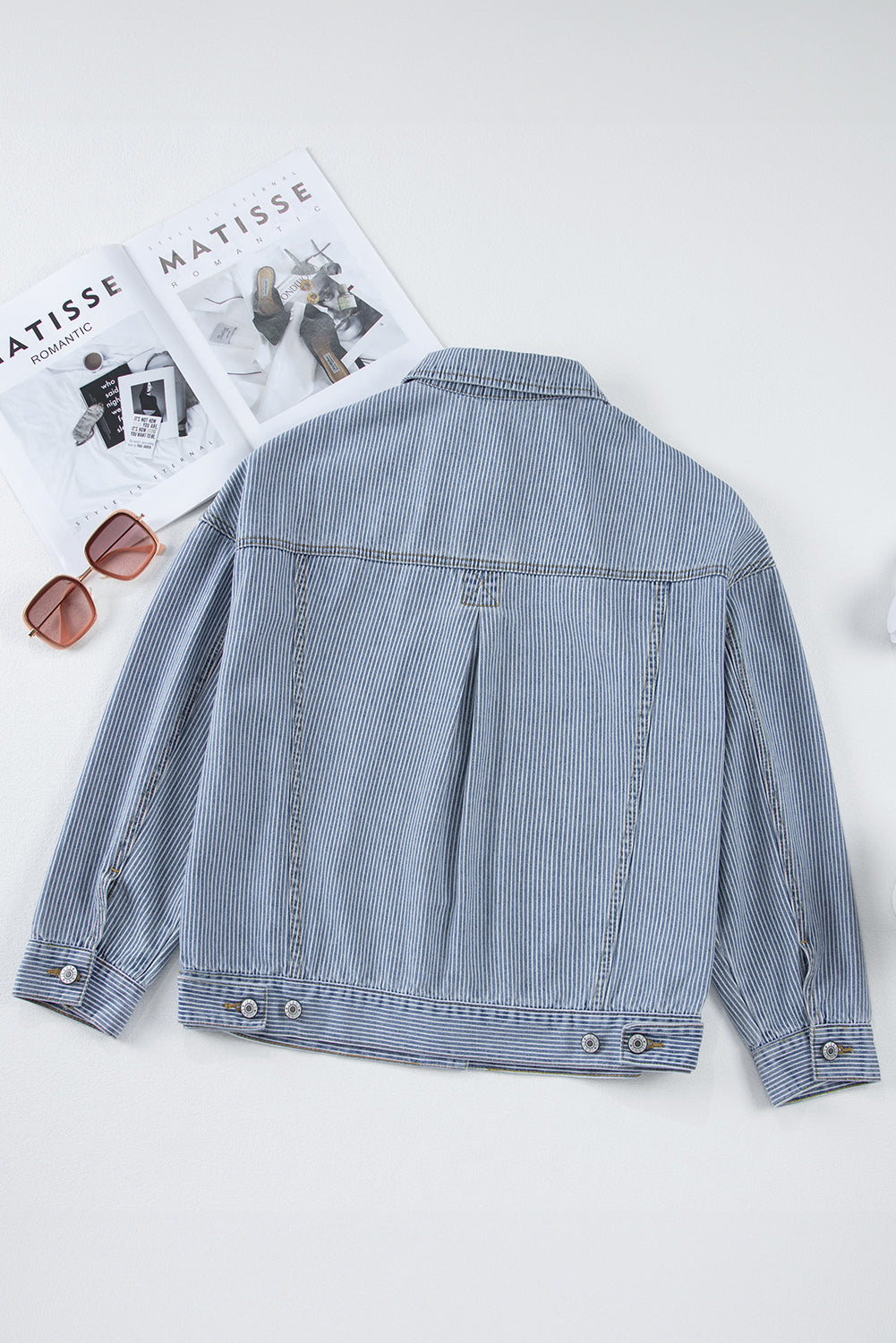 Himmelblaue, gestreifte, verwaschene Oversize-Jeansjacke mit Taschen