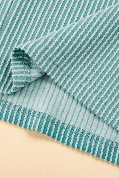 Aruba – Blaues, strukturiertes Minikleid mit Rüschen und Flatterärmeln