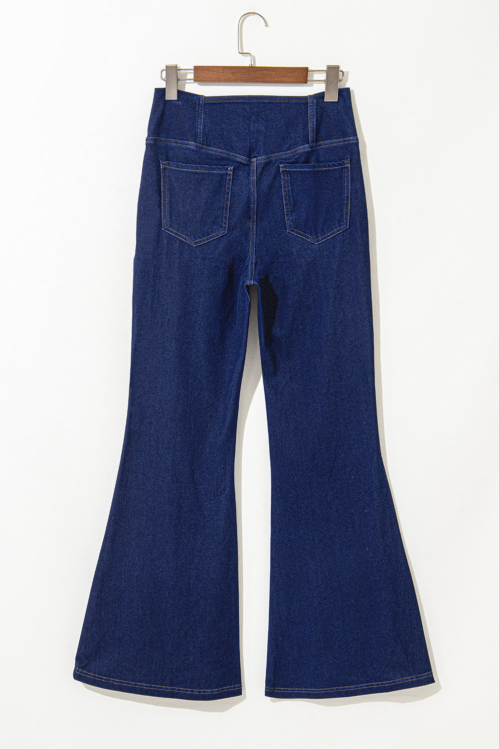 Dunkelblaue, einfarbige Schlagjeans mit gekreuzter High Waist