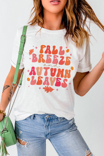 Weißes T-Shirt mit Herbstbrise und Herbstblättern