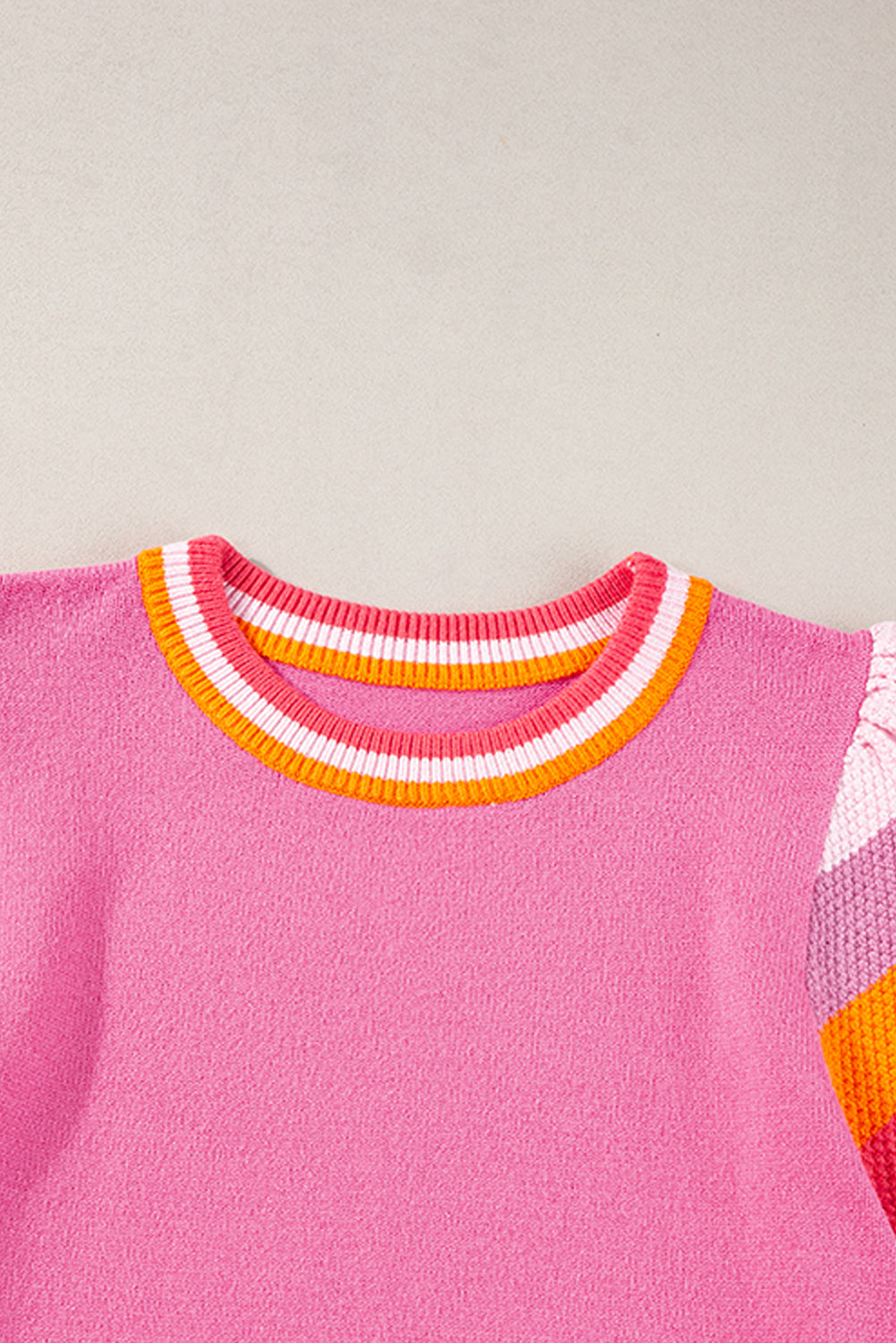 Hellrosa Strickpullover-T-Shirt mit kontrastierenden Flatterärmeln