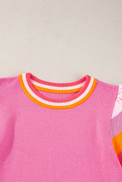 Hellrosa Strickpullover-T-Shirt mit kontrastierenden Flatterärmeln