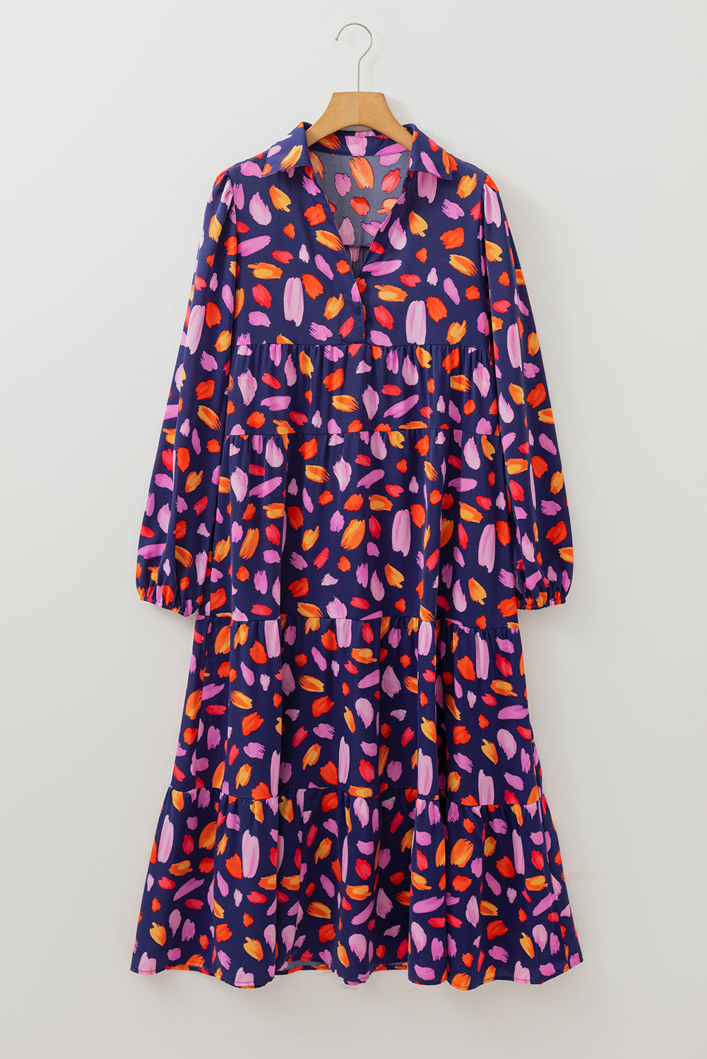 Blaues, fließendes, langes Kleid mit Blütenkragen