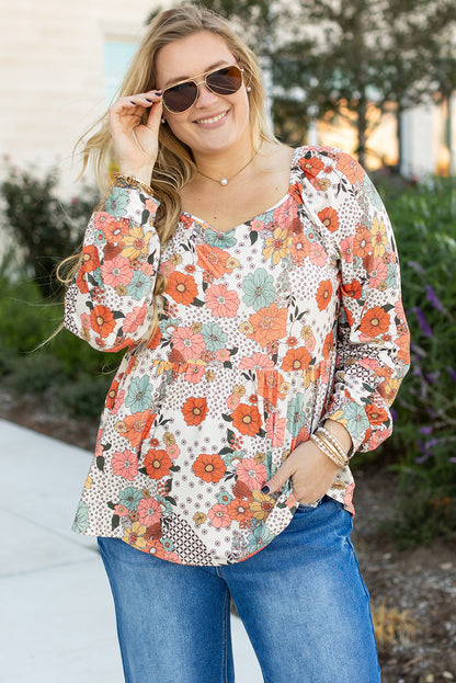 Khakifarbene Bluse mit Schößchen und Blumenmuster in Übergröße mit quadratischem Ausschnitt