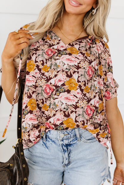 Rosa Bluse mit Blumenmuster und Ballonsaum und Schlitz am Ausschnitt