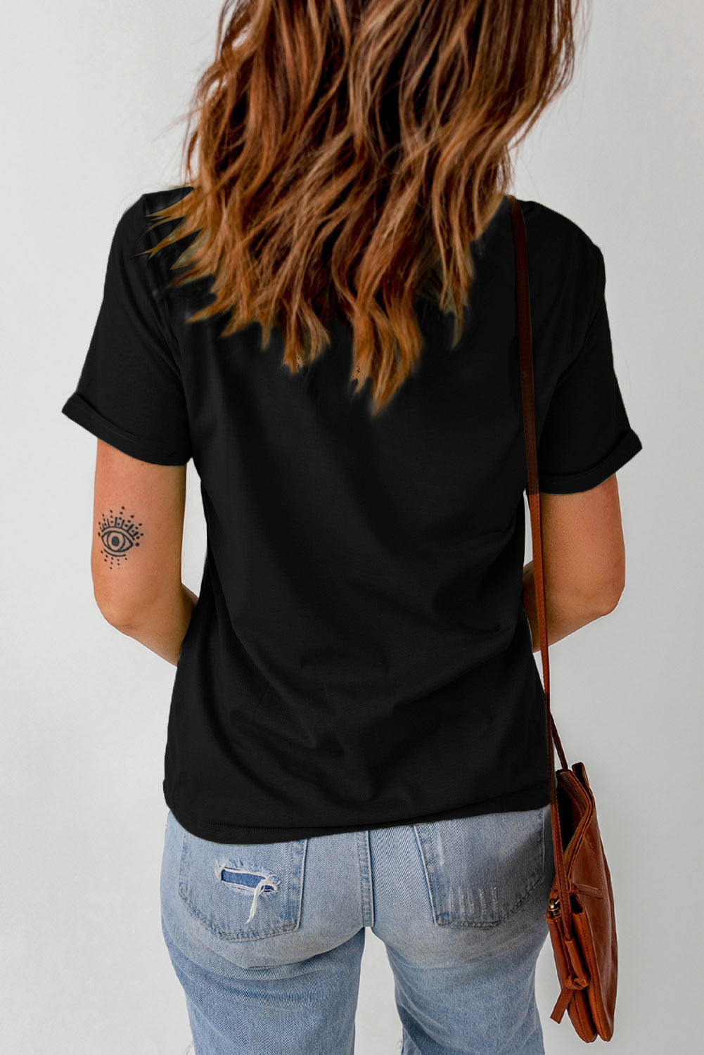 Schwarzes T-Shirt mit Regenbogen-Spritzer und Osterhasen-Grafik