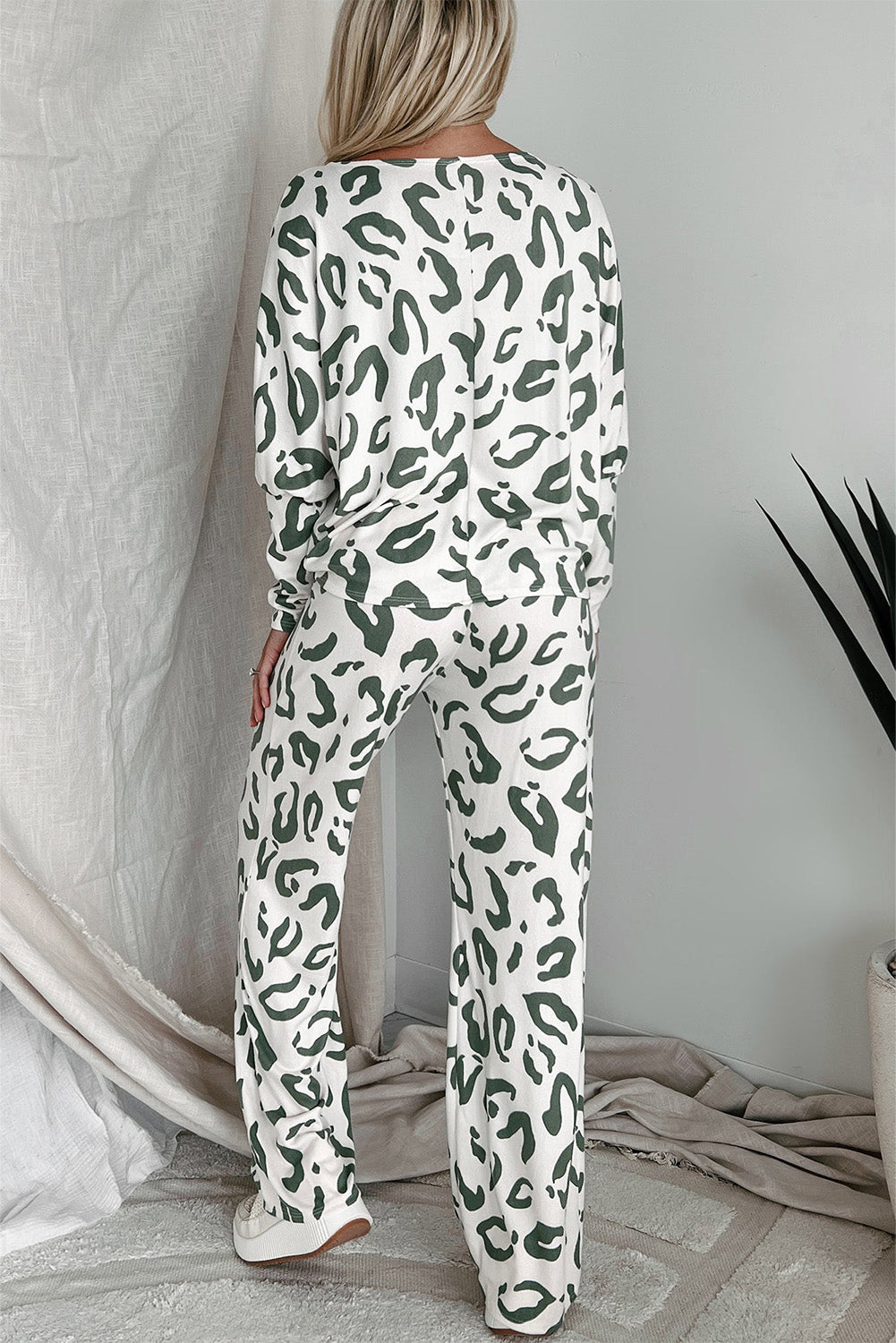 Beiges Loungewear-Set mit Langarmshirt und Hose im Leoparden-Animalprint