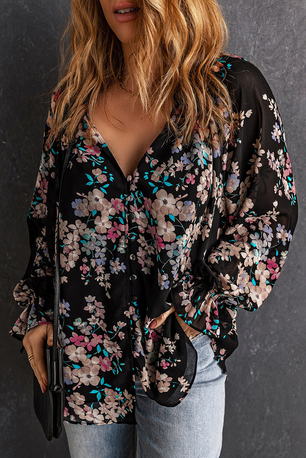 Schwarze Chiffonbluse mit Wildblumen-Print