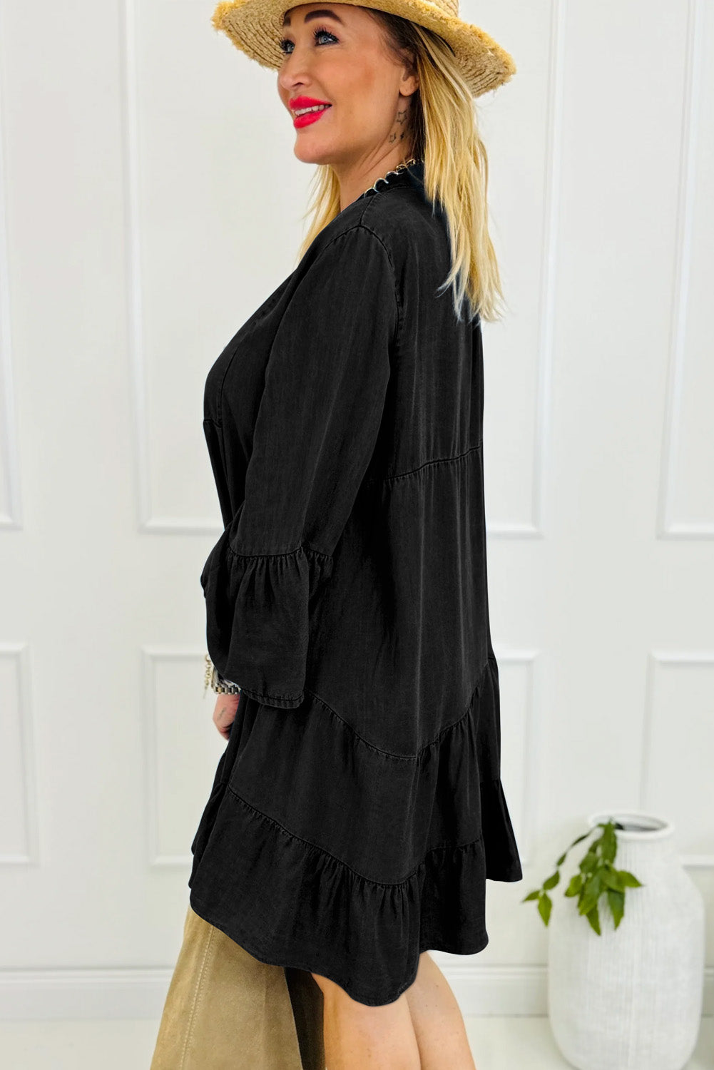 Schwarzes Chambray-Minikleid mit Rüschen, 3/4-Ärmeln, Stufen und V-Ausschnitt