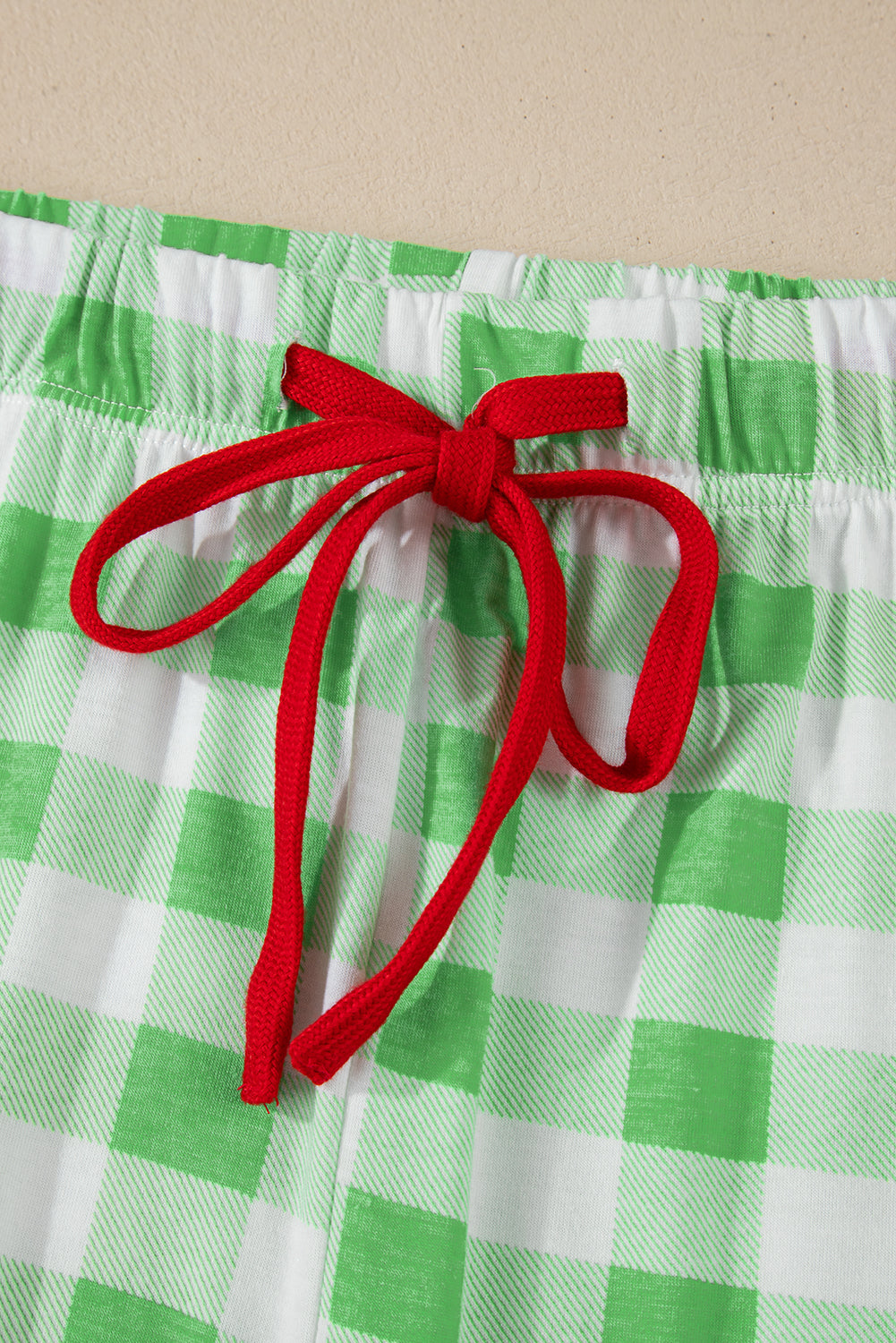 Grüner Pyjama mit Karomuster und Kontrastbesatz in Übergröße, langärmlig