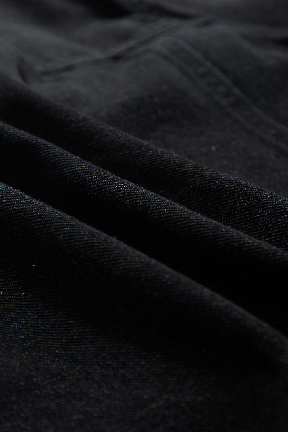 Schwarze, gerüschte, kurzärmlige Jeansjacke mit ungesäumten Kanten