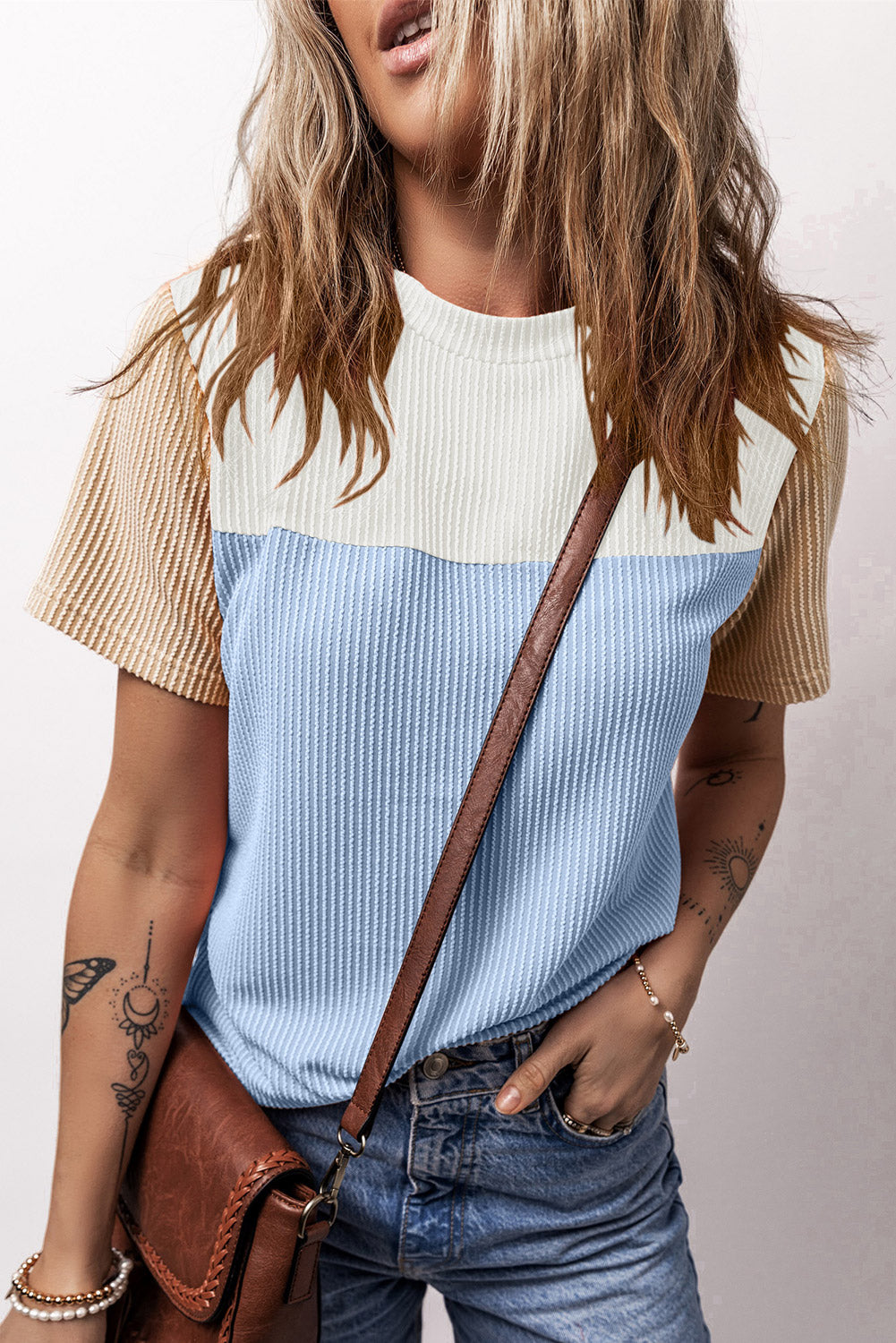 Hellblaues T-Shirt mit gerippter Struktur und Colorblock-Muster
