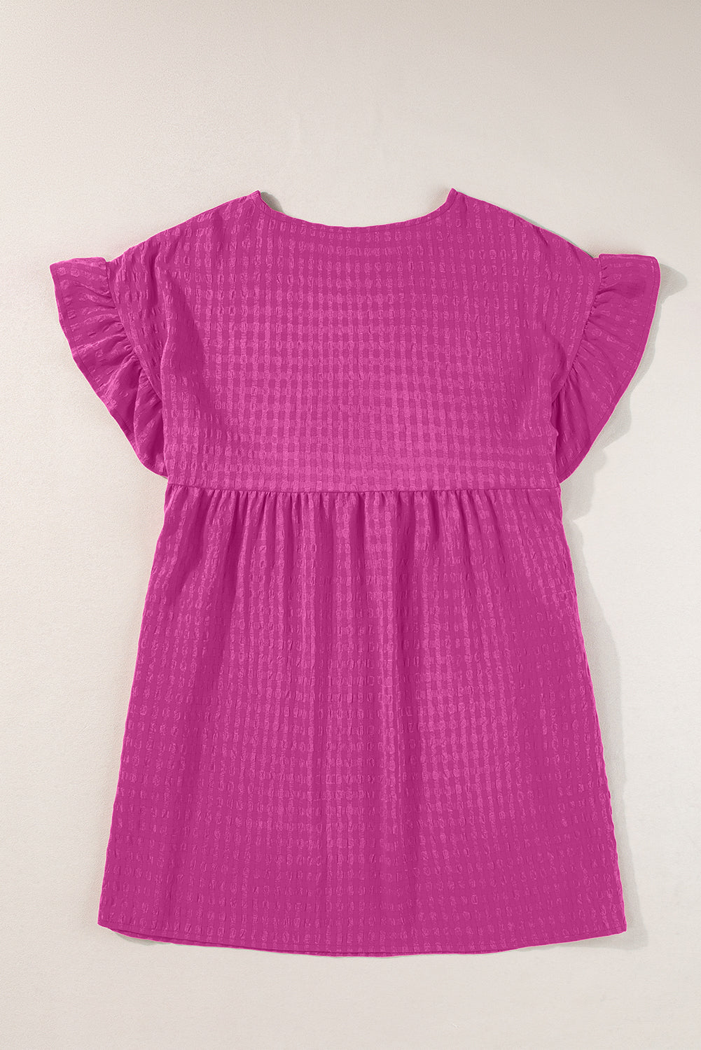 Rosarotes strukturiertes Minikleid mit Rüschen und kurzen Ärmeln