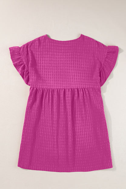 Rosarotes strukturiertes Minikleid mit Rüschen und kurzen Ärmeln