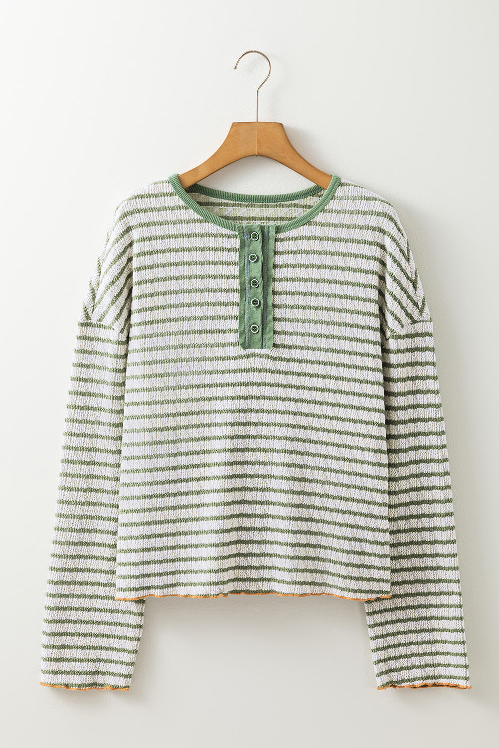 Grün gestreiftes Henley-Oberteil mit Rüschenbesatz und Knöpfen, langärmlig