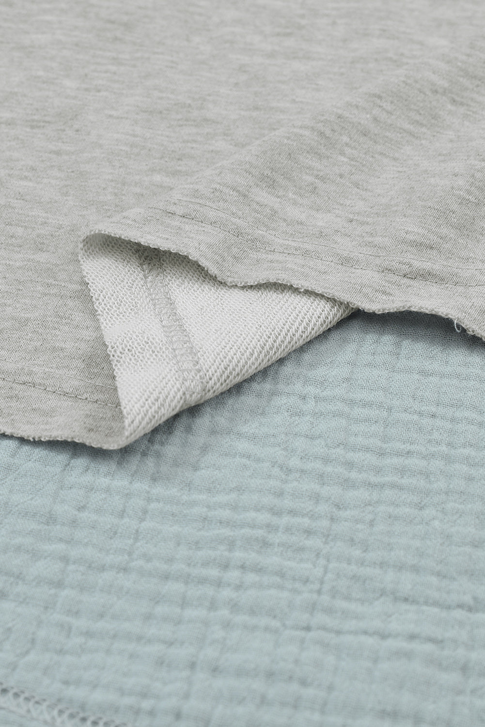 Graue Oversize-Bluse mit Crinkle-Spleißen und offenem Saum, High Low