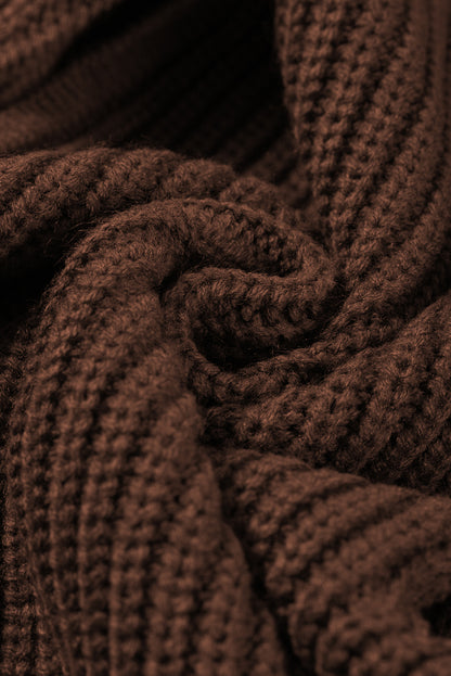 Braune Strickjacke mit grobem Strick und Reverskragen zum Knöpfen