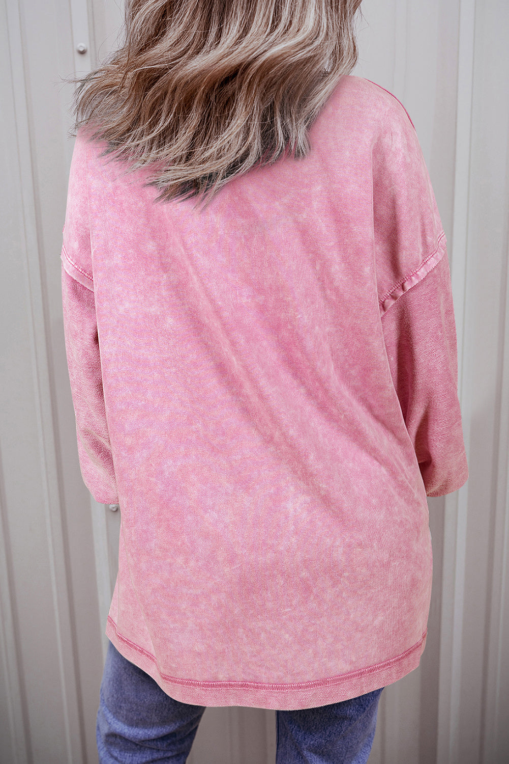 Sweatshirt mit überschnittener Schulter und Mineralwaschung in Erdbeerrosa