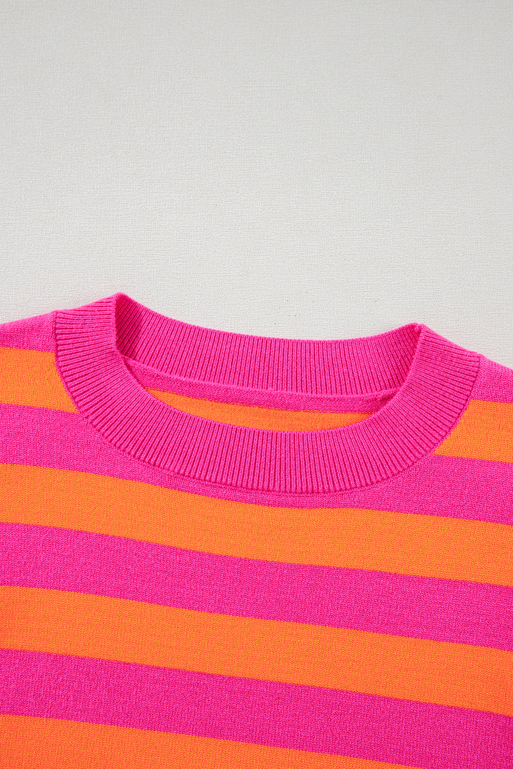 Pullover mit Rundhalsausschnitt und rosa Streifen
