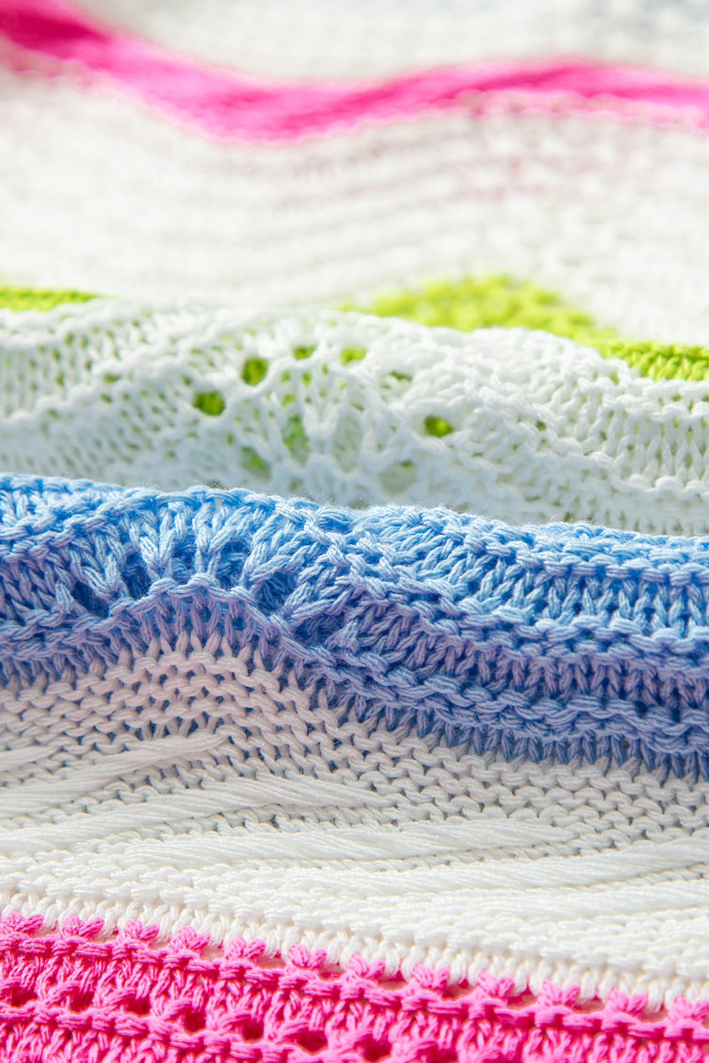 Weißes, kurzärmliges Pullover-Oberteil mit Häkelstrick und Farbblockdesign